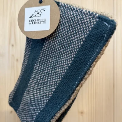 Éponge lavable unique, tissée main sur métier traditionnel par l'artisane Line PARERA (4h de travail). Écoresponsable et bi-face, elle allie un côté essuyage ultra-absorbant en lin français et coton, à une face grattante en jute naturel. Un indispensable zéro déchet, durable et élégant pour votre cuisine !