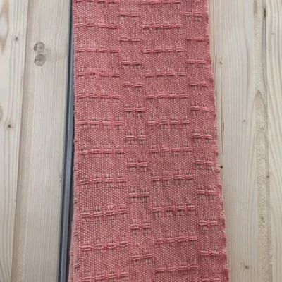 Découvrez cette étole unique en dentelle, tissée à la main en 8 heures par l'artisane Line PARERA. Alliant un fil de chaîne Latte et une trame Corail, son mélange 95% lin français et 5% coton offre légèreté et fluidité. Une création 100% végétale et non reproductible, idéale pour la belle saison.