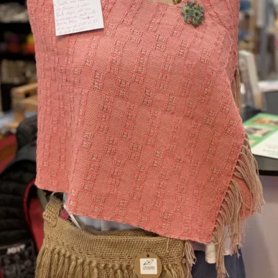 Découvrez cette étole unique en dentelle, tissée à la main en 8 heures par l'artisane Line PARERA. Alliant un fil de chaîne Latte et une trame Corail, son mélange 95% lin français et 5% coton offre légèreté et fluidité. Une création 100% végétale et non reproductible, idéale pour la belle saison.