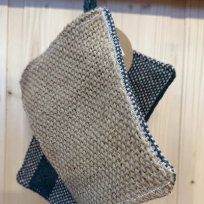 Éponge lavable unique, tissée main sur métier traditionnel par l'artisane Line PARERA (4h de travail). Écoresponsable et bi-face, elle allie un côté essuyage ultra-absorbant en lin français et coton, à une face grattante en jute naturel. Un indispensable zéro déchet, durable et élégant pour votre cuisine !