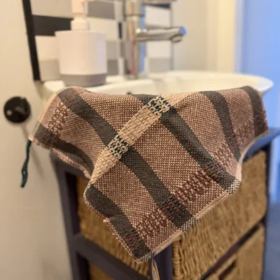 Découvrez cet essuie-mains unique, tissé main en France par Line PARERA (L'Échoppe de Linette). Conçu en lin français (95%) et coton (5%), il offre une absorption maximale. Ses rayures Latte et bleu Paon et sa texture artisanale sublimeront votre intérieur avec authenticité et élégance. Dimensions : 28x34 cm.