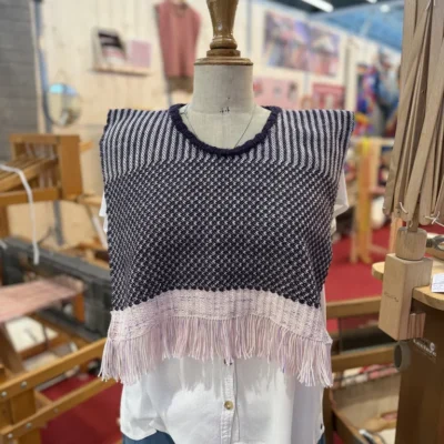 Sublimez vos tenues avec ce plastron bohème-chic en taille unique, tissé main sur métier à bras par Line PARERA. Confectionné en 100 % laine Mérinos d’Arles et coloré aux teintures naturelles, il arbore des textures géométriques violettes et écrues. Une pièce écoresponsable unique signée L’Échoppe de Linette.