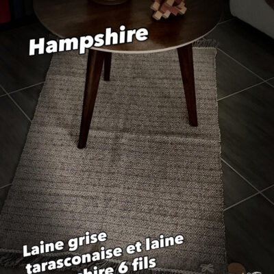 Tapis en pure laine naturelle Apportez une touche d'authenticité et de chaleur à votre intérieur avec ce tapis unique, entièrement tissé à la main sur métier à bras traditionnel par l'artisane Line PARERA. Véritable hommage au savoir-faire artisanal et à la filière laine française, il arbore un élégant motif géométrique né de la rencontre de deux laines aux nuances brutes et non teintes : la blancheur douce de la laine Hampshire et le caractère authentique de la laine Tarasconnaise grise. Ses finitions soignées, soulignées par de délicates franges et une bordure tressée, en font une pièce de caractère, durable et écoresponsable.