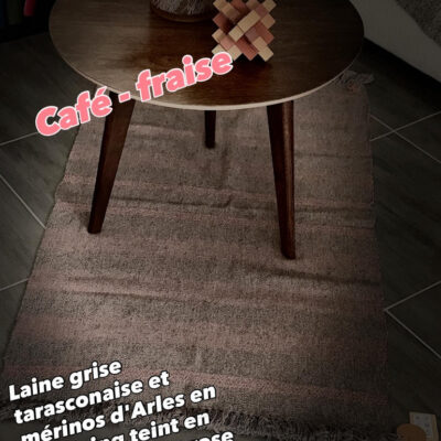 Tapis Artisanal en Laine Locale – Gris Naturel, Marron & Rose Description : Apportez une touche d'authenticité et de chaleur à votre intérieur avec ce tapis unique, entièrement tissé à la main à Toulouse par l'artisane Line Parera. Fruit de 5 heures de travail minutieux sur un métier à bras traditionnel, cette création exclusive associe la texture rustique de la laine cardée Tarasconnaise (en gris naturel) à la douceur exceptionnelle de la laine peignée Mérinos d'Arles. Les bandes marron et rose, délicatement rythmées par un motif géométrique discret, ont été teintées de manière artisanale à l'atelier avec des colorants certifiés. Une pièce unique, durable et écoresponsable, sublimée par de jolies finitions en franges. Caractéristiques : Dimensions : 115 cm x 71 cm (Franges : 8 cm) Composition : 100% laine française (Mérinos d'Arles et Tarasconnaise) Fabrication : Pièce unique tissée main – L'Échoppe de Linette